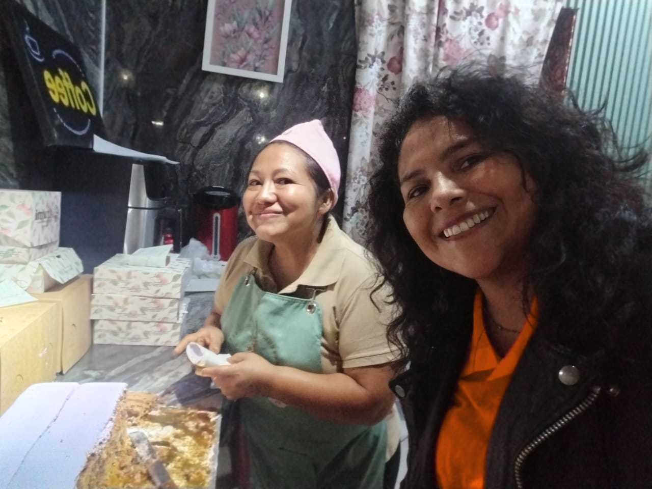 Liliana Salvatierra con Karina Román, clienta de catering en Santa Anita